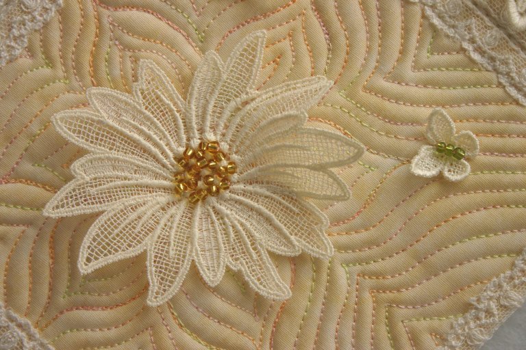 Filigrane Blüte und Schmetterling, verziert mit Perlen