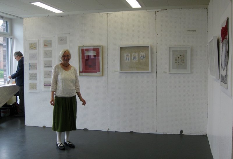 Heide Mönkemeyer in ihrer Ausstellung "Vom Gestern ins Heute"