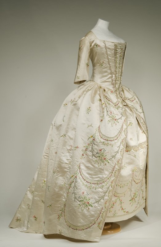 Besticktes Seidenkleid Frankreich, um 1780/90 © Bayerisches Nationalmuseum München