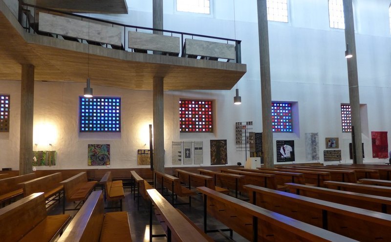 Blick in die Ausstellung 'Zeichen der Zeit' in der Ev. Stadtkirche Karlsruhe