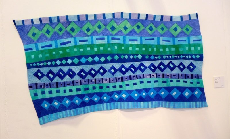 Brenda Gael Smith: Allagai Waves Ausstellung 'Golden Textures of Australia The Festival of Quilts 2015