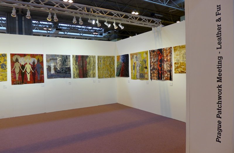 Blick in die Ausstellung Prague Patchwork Meeting 'Leder & Pelz' The Festival of Quilts 2015