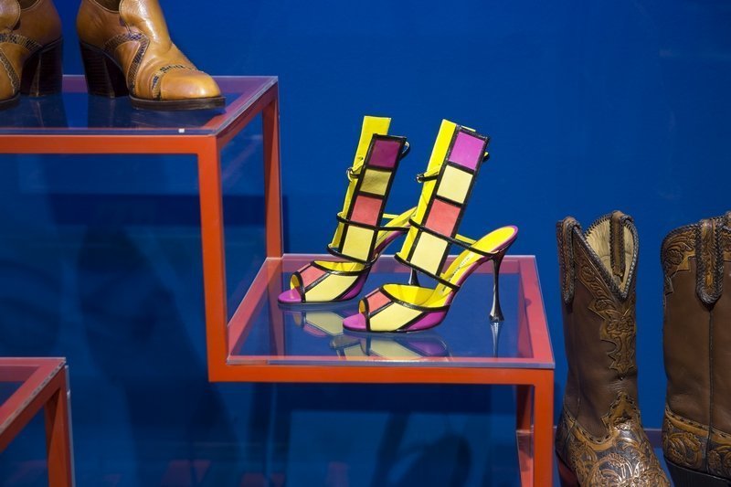 Ausstellungsansicht 'Shoes: Pleasure and Pain' Manolo Blahnik 'Tendola' Sandale, 2014 © Victoria and Albert Museum, London 