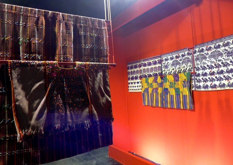 Blick in die Ausstellung 'Schätze der Maya' Sammlung Marion und Sylvie Breton l'aiguille en fête 2016