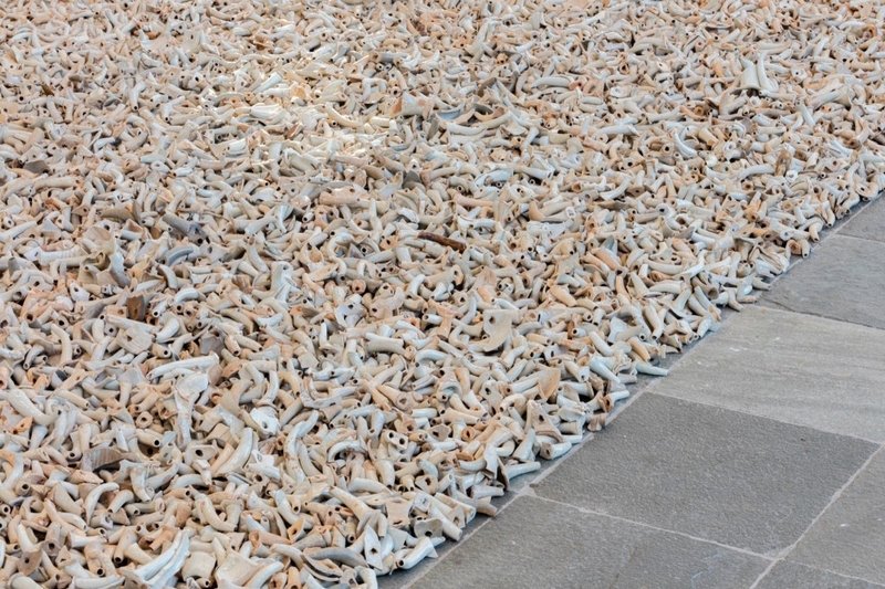 Ai Weiwei, Spouts, 2015 © Ai Weiwei Studio, Foto: © Belvedere, Wien 100.000 antike Teekannenschnäbel aus Keramik von den Song bis Qing Dynastien; Installationsmaße: 1400 x 400 cm