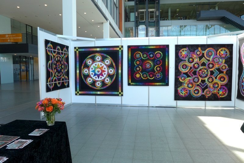 Blick in die Ausstellung von Jacqueline de Jonge: Be Colourful! NADELWELT Karlsruhe 2016