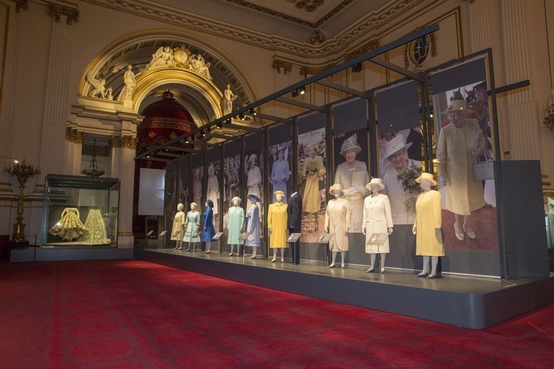 Ausstellungsansicht im Buckingham Palace, einschliesslich des Brautkleids von Sir Norman Hartnell, 1947 (ganz links) A display of dresses on show at Fashioning a Reign: 90 Years of Style from The Queen's Wardrobe at the Summer Opening of Buckingham Palace, including Her Majesty's wedding dress by Sir Norman Hartnell, 1947 (far left) Royal Collection Trust / © Her Majesty Queen Elizabeth II 2016 