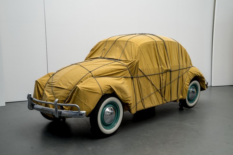 Christo: Wrapped Beetle 1963 (Objekt 2014) 1963 / 2014, Auto, Stoff, Seile 150 x 158,5 x 414 cm Im Besitz des Künstlers, © Christo 2014 Christo Foto: Wolfgang Volz