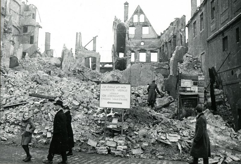  Alltag in Trümmern - Zerstörte Häuser in der Augsburger Maximilianstrasse, 1944 Foto: Sammlung Häußler Foto freundlicherweise vom tim zur Verfügung gestellt