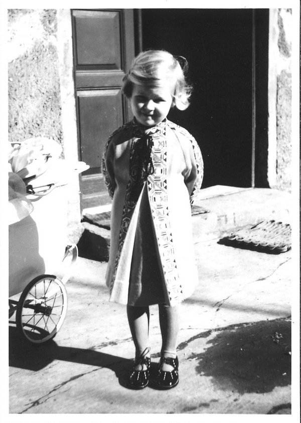 Augsburger Mädchen trägt das selbstgenähte Kinderkleid vom folgenden Bild im Jahr 1934 © tim Foto freundlicherweise vom tim zur Verfügung gestellt