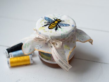 So bestickst du ein Deckchen mit Bienen-Motiv mit der bernette Stickmaschine 70 DECO - Tutorial von Selbermachen macht glücklich für bernina