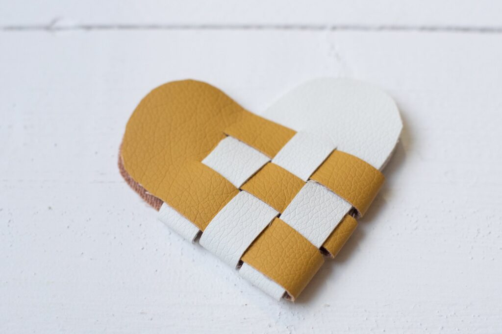 DIY instructions for a Scandinavian heart from "Selbermachen macht glücklich" [DIY Creates Joy]