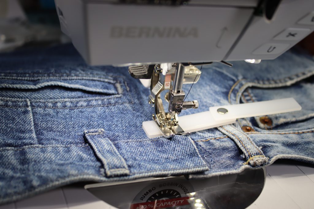Schürze nähen – Jeans nähen mit dem BERNINA Höhenausgleich
