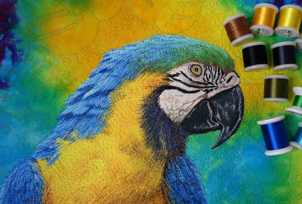 Freihandsticken und Mixed Media – Mini-Quilt „Papagei“