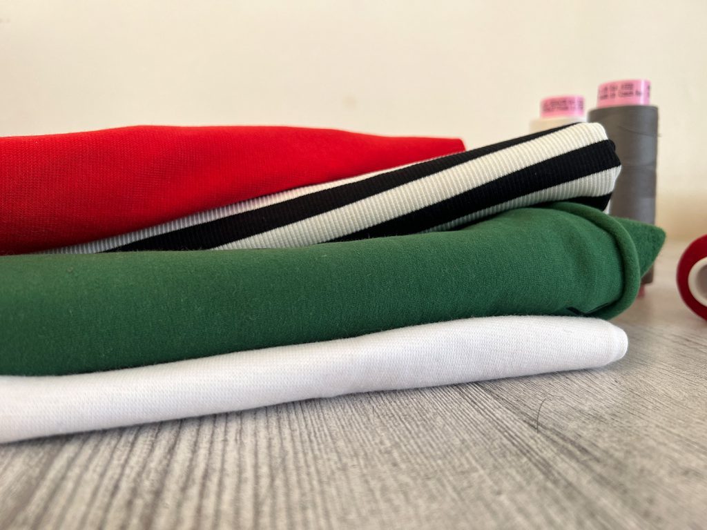 Stapel mit rotem, grünem, weißen und gestreiftem Stoff
