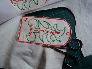 Easy instructions for making embroidered Merry Christmas tree labels (with free embroidery template)