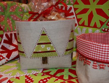How to sew small linen baskets with Christmas trees (with free pattern)