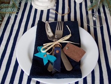 Easy instructions for sewing key rings as little presents for your dinner guests