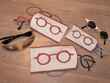 Make a glasses case on the embroidery machine.