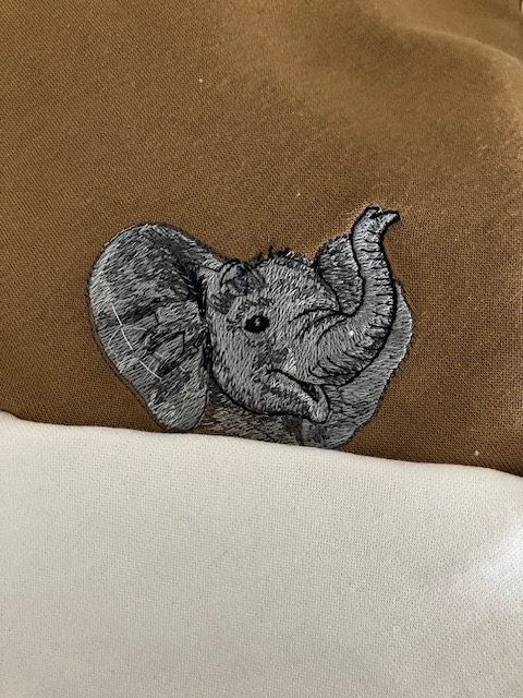 Eind resultaat olifant borduren op trui