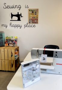 Sewing is my happy place: mijn quote om iedereen in mijn atelier te motiveren, inclusief mezelf. 